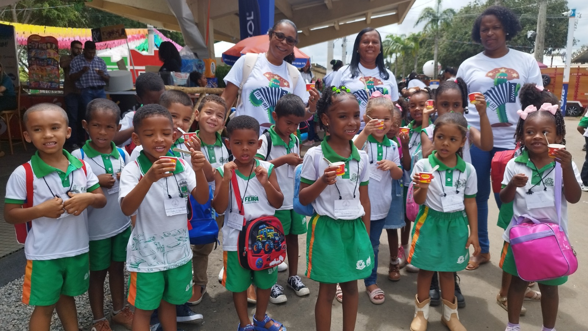 Crianças de escolas públicas e privadas visitam o Parque de Exposição em manhã de aprendizado e diversão