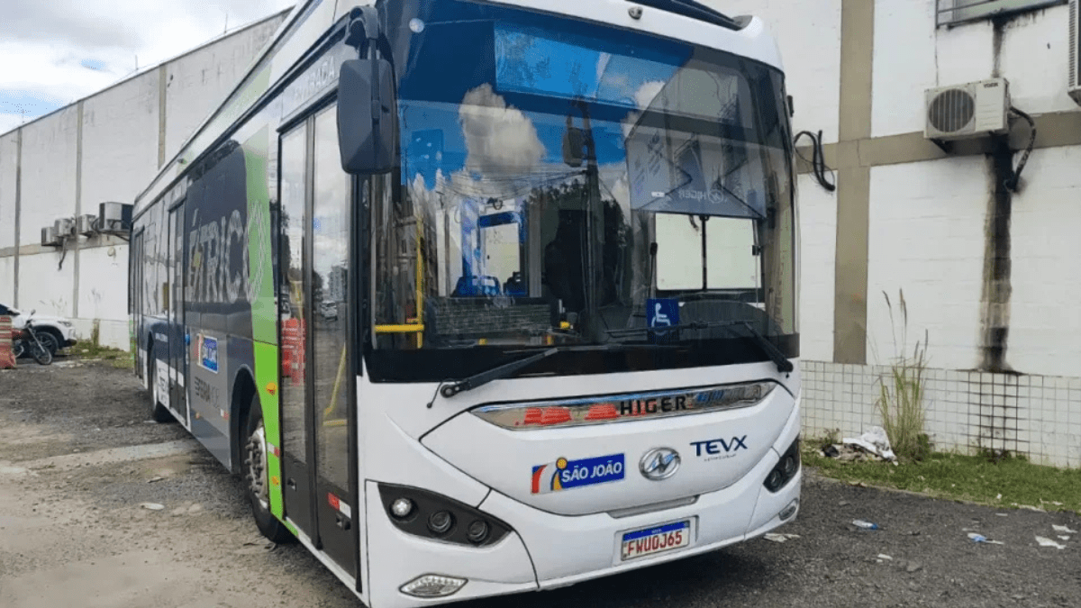 Ônibus elétrico em Feira de Santana mostrou eficiência, mas custo alto afasta realidade das empresas 4 Ônibus elétrico em Feira de Santana mostrou eficiência, mas custo alto afasta realidade das empresas - Foto: Ed Santos/Acorda Cidade