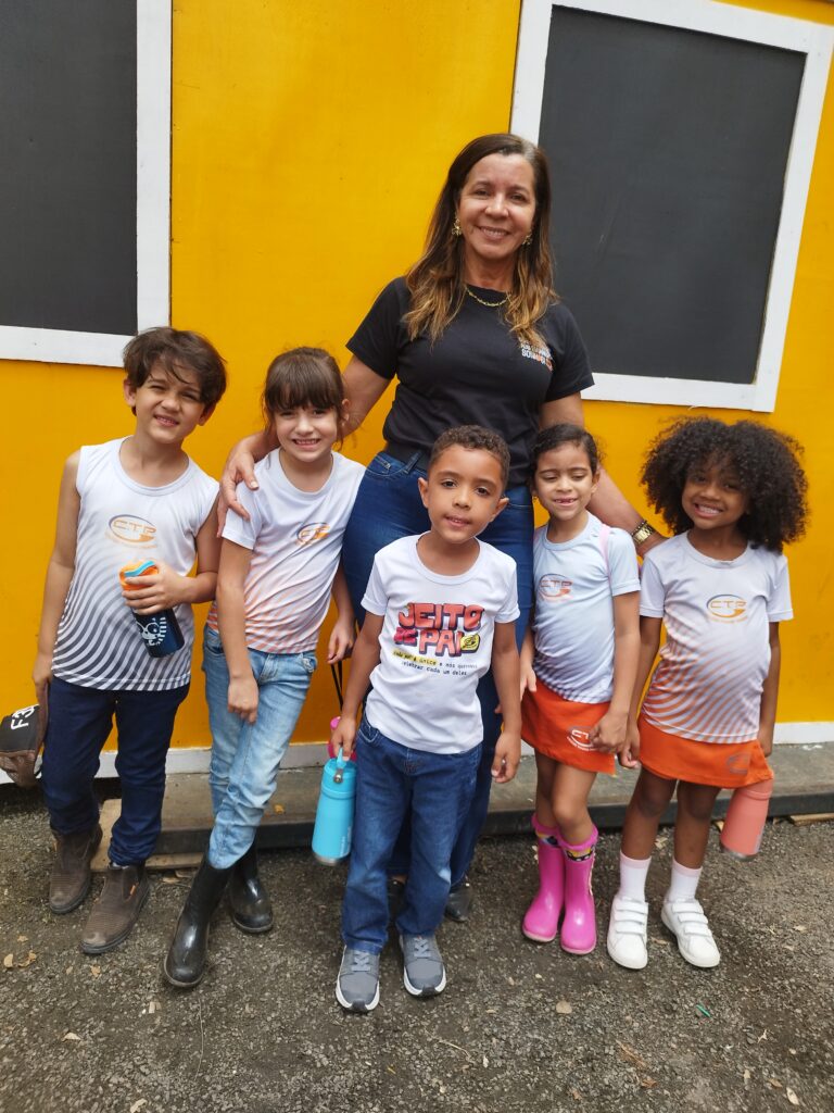 Crianças de escolas públicas e privadas visitam o Parque de Exposição em manhã de aprendizado e diversão
