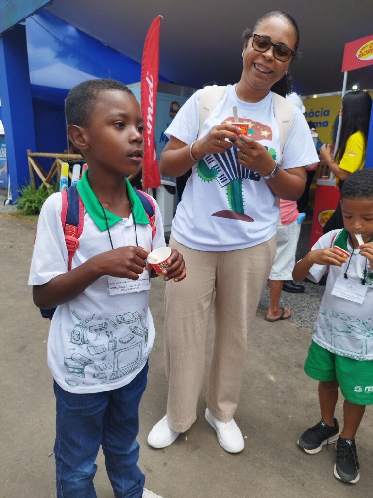 Crianças de escolas públicas e privadas visitam o Parque de Exposição em manhã de aprendizado e diversão