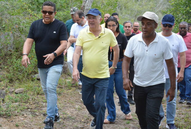 Prefeito visita Morro de Pé de Serra e vê potencial turístico, esportivo e religioso 39 Prefeito visita Morro de Pé de Serra e vê potencial turístico, esportivo e religioso