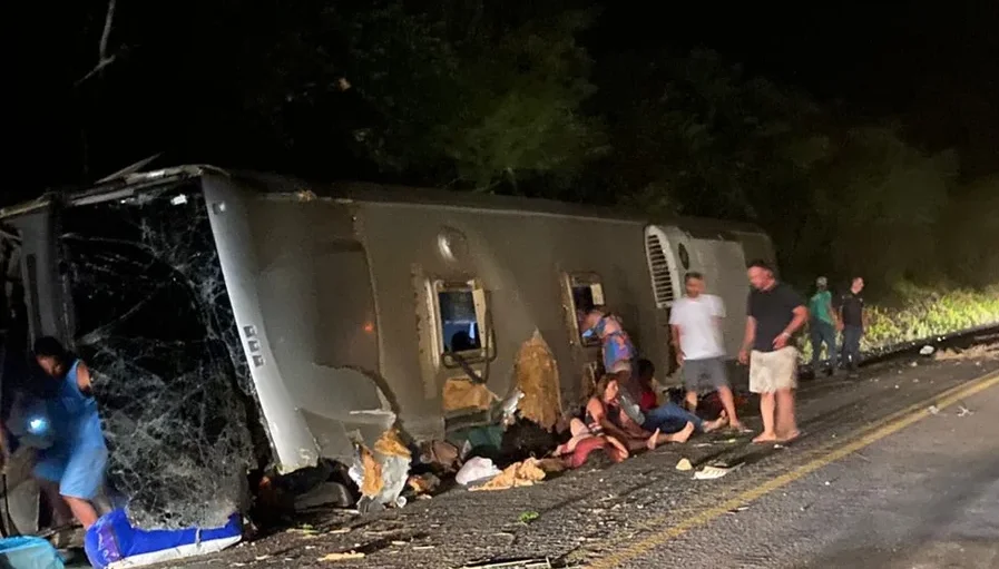 Acidente com ônibus em Pernambuco: 15 mortos e feridos na BR-423 2 Imagens feitas por moradores mostram o ônibus tombado